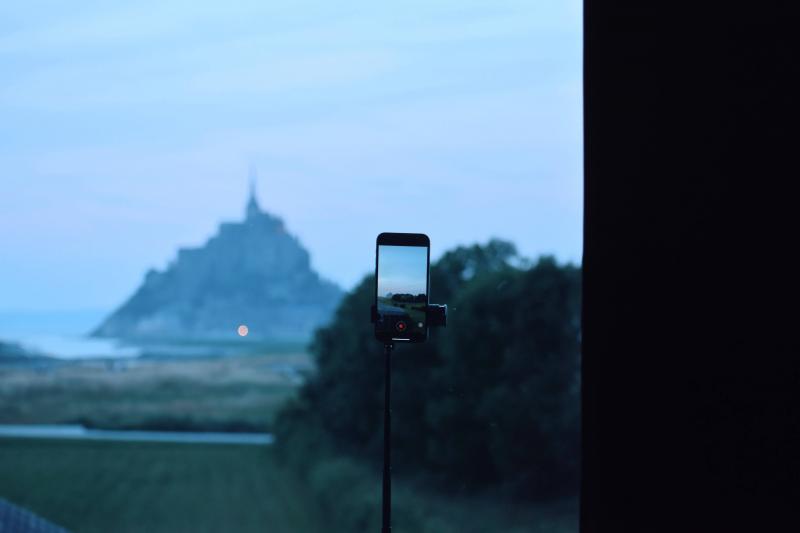 初めて使ったiPhoneの「タイムラプス機能」で、刻一刻と変わるモンサンミッシェルの景観を早送り撮影して楽しみました