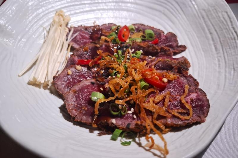 牛のたたき。新鮮で食べ応え抜群