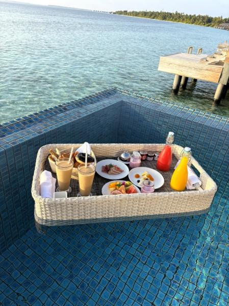 プール付きのお部屋だったので、憧れのフローティングブレックファストを申し込みました！