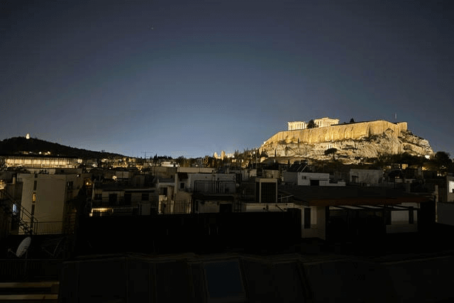 夜のライトアップされたパルテノン神殿