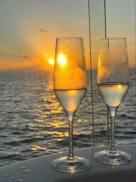 バスタブから夕日を見ながら乾杯