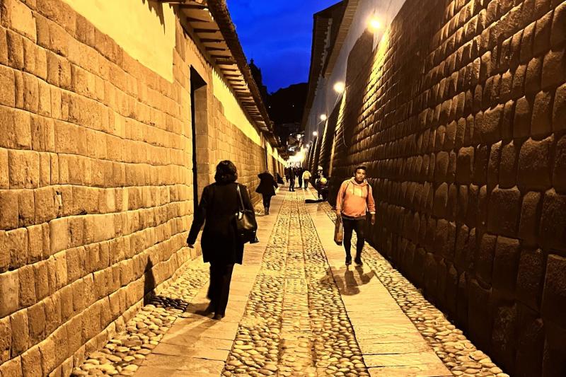 ペルーではマチュピチュのほか、クスコにも行きました。こちらは夜のクスコの様子です。