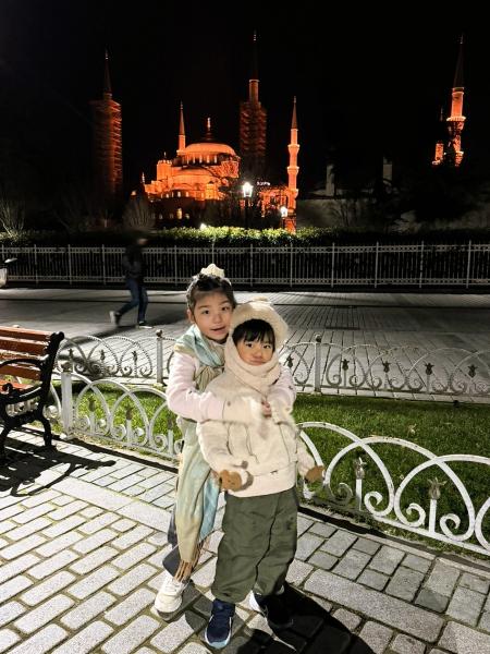 夜のイスタンブールにて（ブルーモスクをバックに）