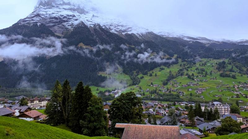 グリンデルワルトは、イメージ通りのスイスの山あいの街並みが広がります