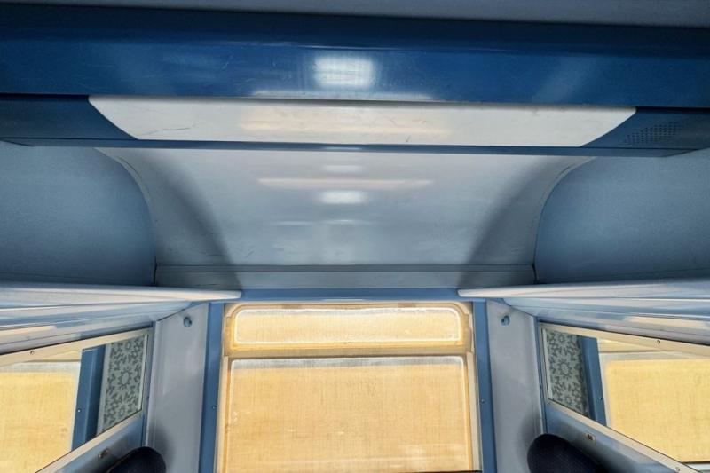 1等車、2等車共にシートの上に荷物棚があります