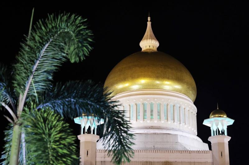 夜のスルタン オマール アリ サイフディン モスク