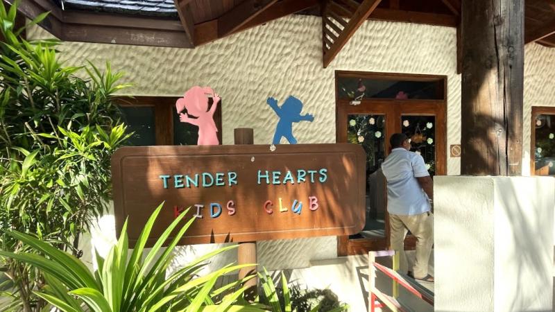 キッズクラブ。3才未満の場合はシッターサービスがあります