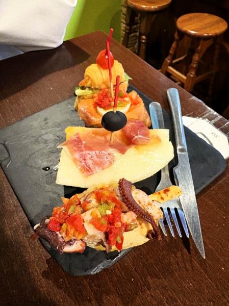 お店をはしごしてピンチョスを食べました！ お店ごとに種類が違い、回るのが楽しかったです（バルセロナ）