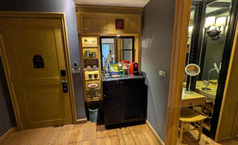 ミニバーにはエスプレッソマシンも