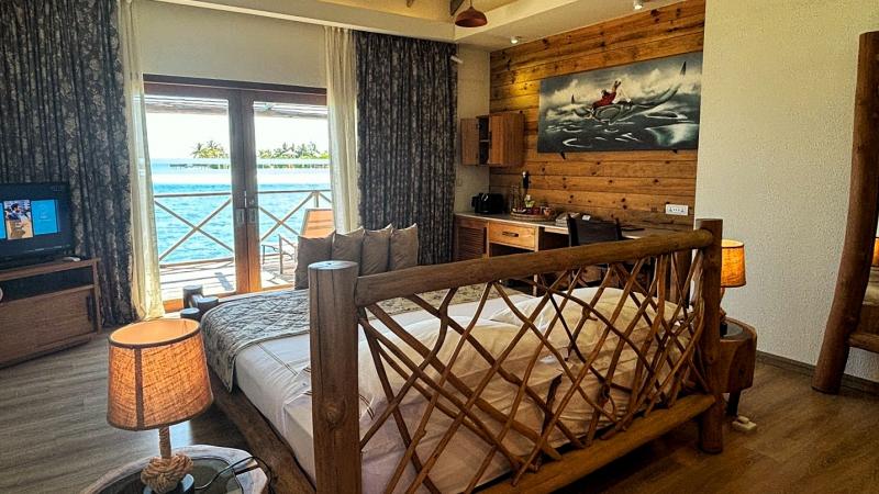 ウッディな室内とシーサイドデッキから海に直接入ることができます