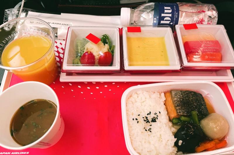 ちなみに帰りの機内食では日本食が提供されました！ あたたかいお味噌汁が付いてくるのもうれしい♪