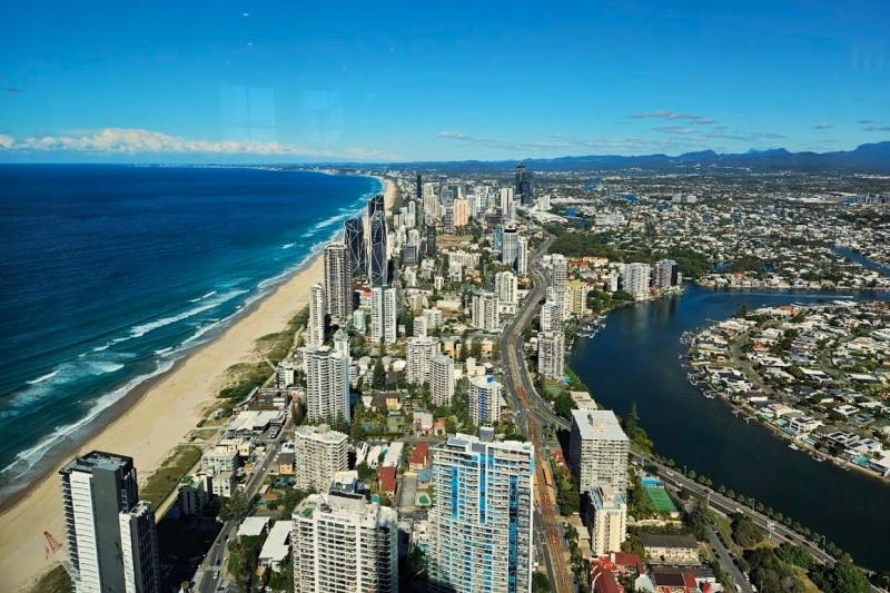 南側の絶景。ガラス張りのタワーが3本建っているのはランガム ゴールドコースト ホテル