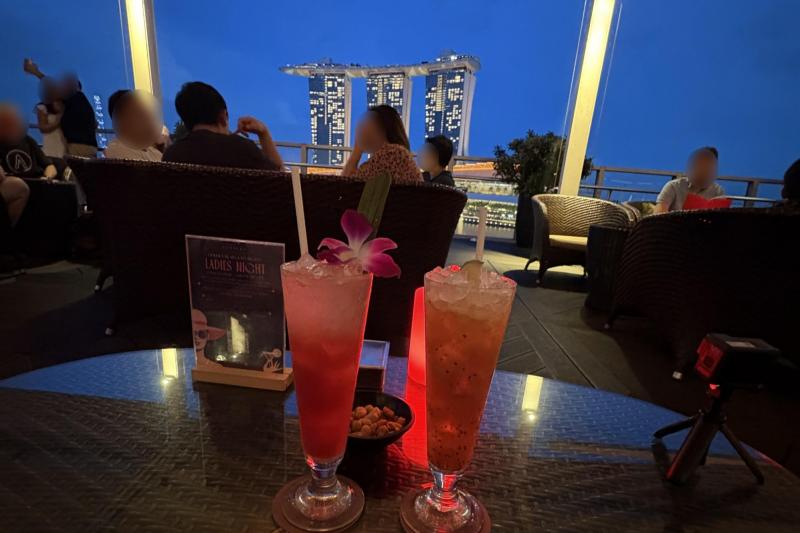 マリーナベイ サンズが見えるルーフトップバー