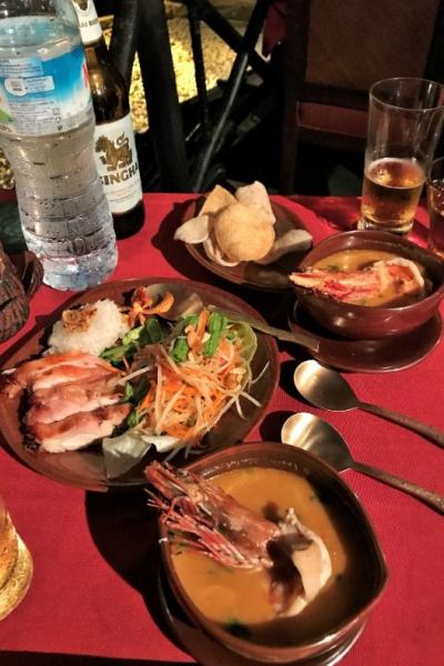 タイ料理「クルアプラナン」で夕食。プラナンビーチに面した2階建てのレストランです。トムヤムクンが美味しかったです