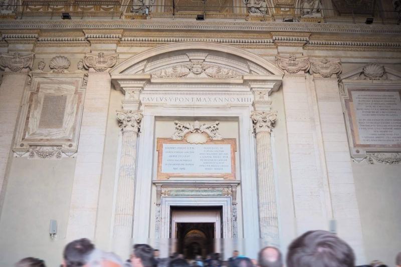 聖門への入場。25年に1度開く聖門を通ってサンピエトロ大聖堂に入りました