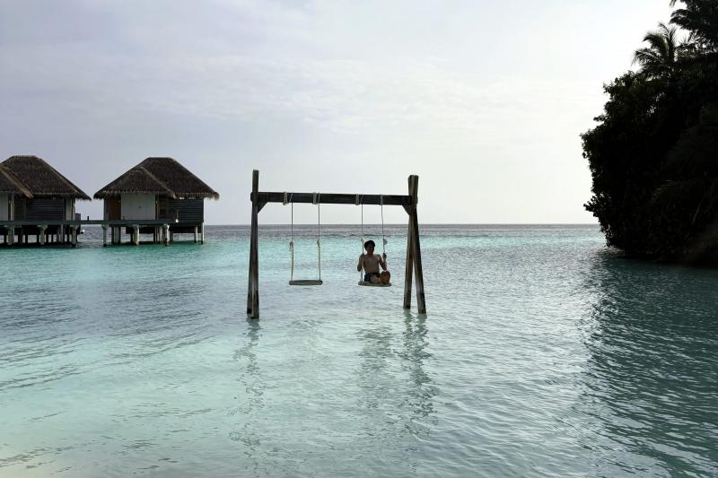 リゾート内の水上ブランコ