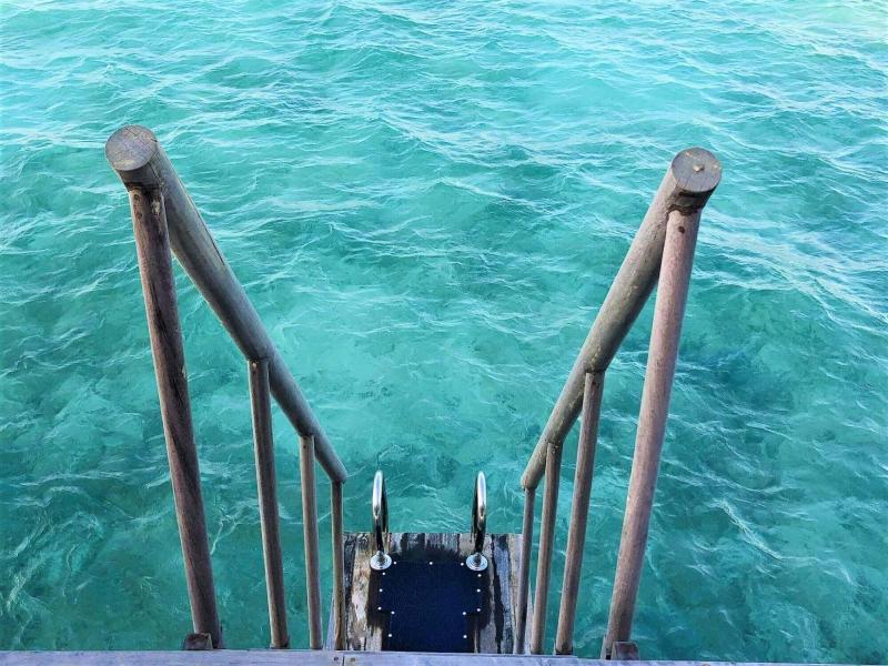 バルコニーから青く透き通る海へ直接アクセスできます