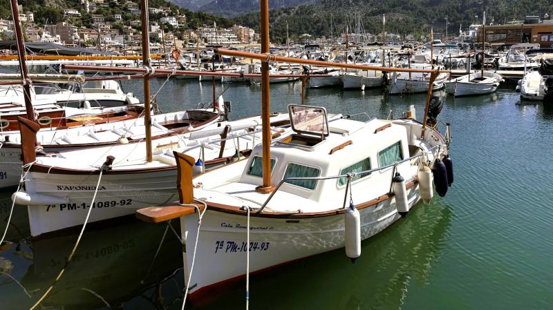 こぢんまりとした湾ですが、ビーチに隣接したヨットハーバーも