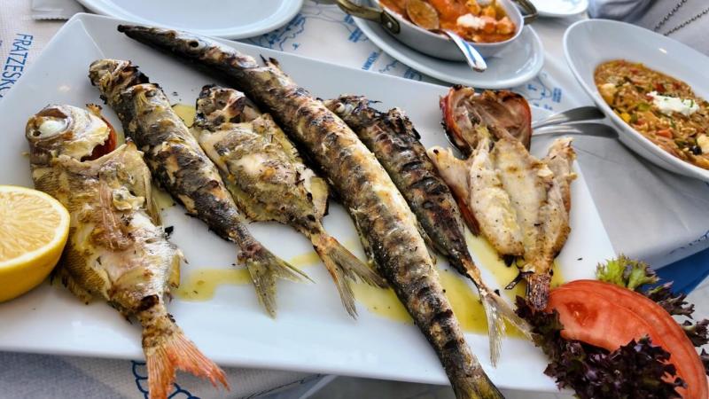 ポート フィラ スイーツのスタッフが教えてくれた海鮮レストラン。魚のグリルはボリューム満点でお魚も肉厚しっとりで美味しい（サントリーニ島）