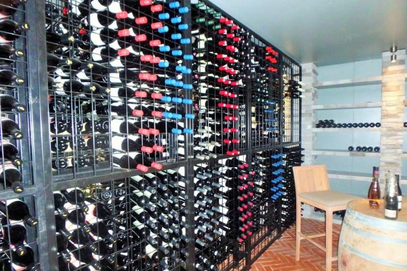 アミラフシ自慢のワインセラー。8000本収納予定。人気のワインテイスティングもあり。＄109で赤・白・シャンパン・チーズ ・プロシュート付き。
