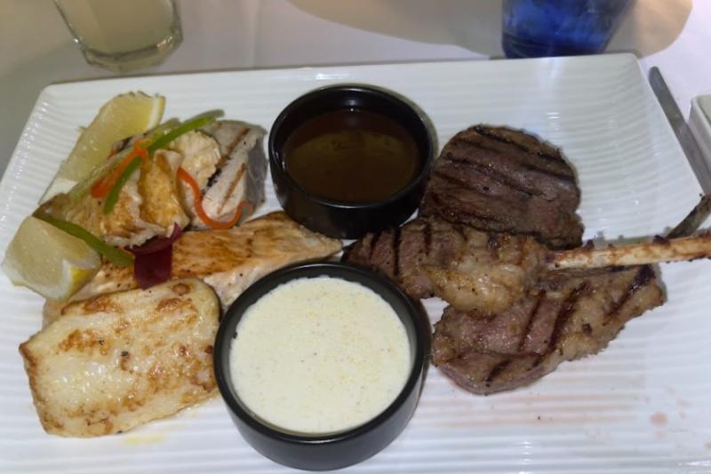 お魚3種（白身、サーモン、マグロ）とお肉（ラム、ビーフ）