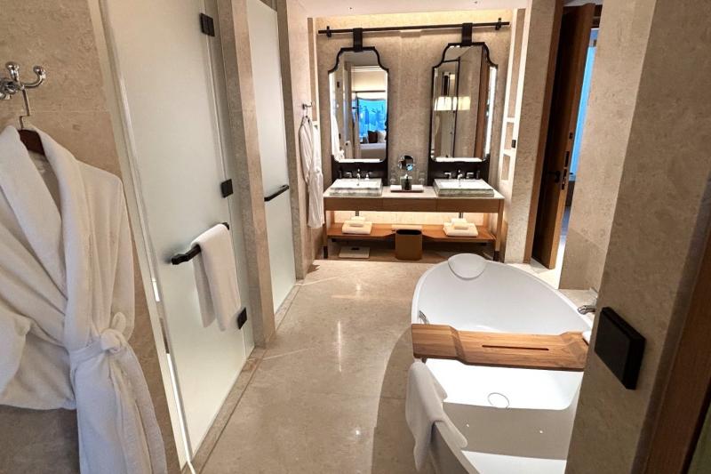 シンクはもちろんダブルシンク。左のガラス扉はお手洗いとシャワールーム。かわいい形のバスタブが鎮座します