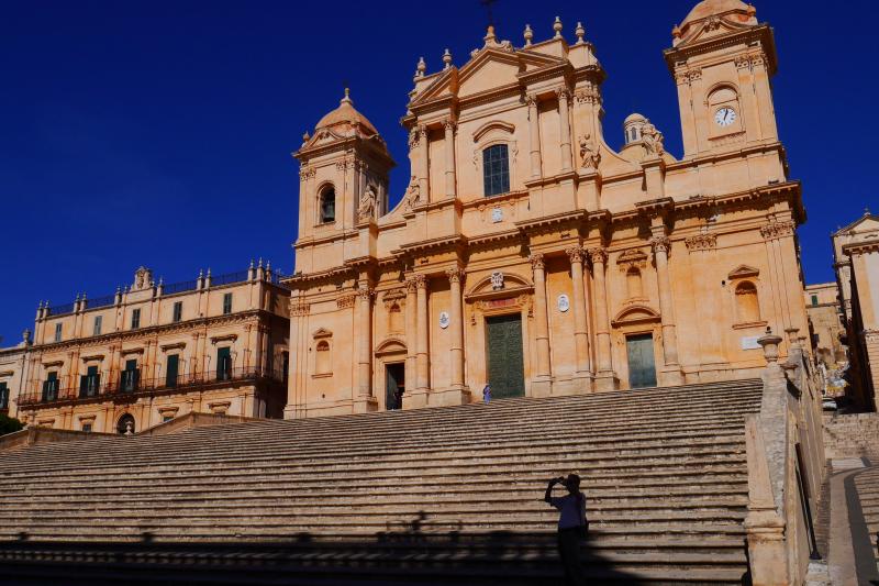 太陽の下で輝くノート大聖堂