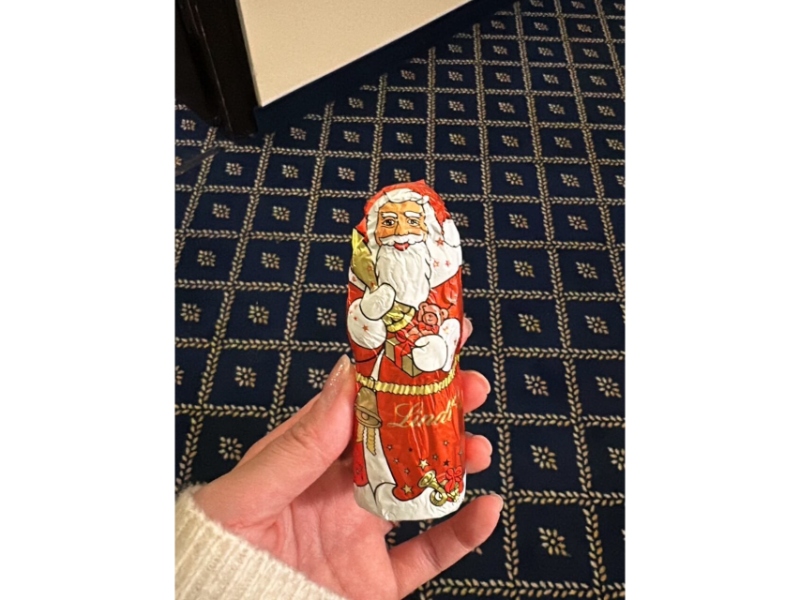 ホテルでの朝、扉を開けると外にサンタさんのチョコが‎ありました♪ 早めのサンタさんにとても嬉しい気持ちになりました☆