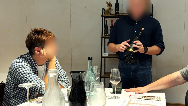 ひとつひとつワインの説明を聞き、飲み比べます