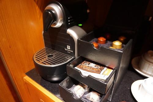 コーヒーサーバーの隣の引き出しには、コーヒーのほかに、紅茶やシュガーも