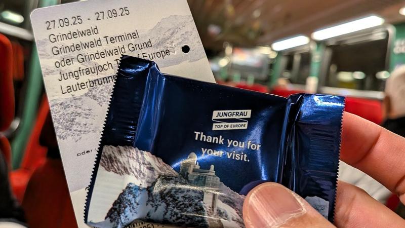 帰りの検札時に、パッケージに「Thank you for your visit」と記載された記念のチョコレートを配ってくれました