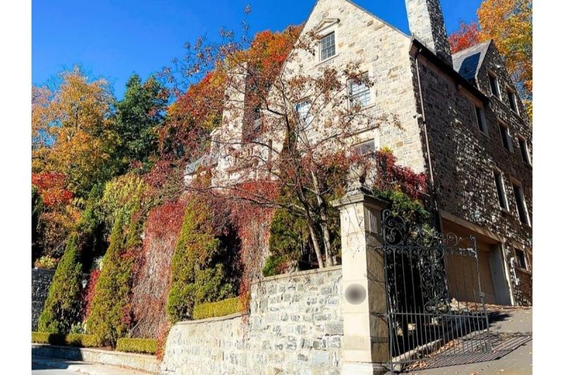 紅葉と素敵な邸宅（モントリオール）