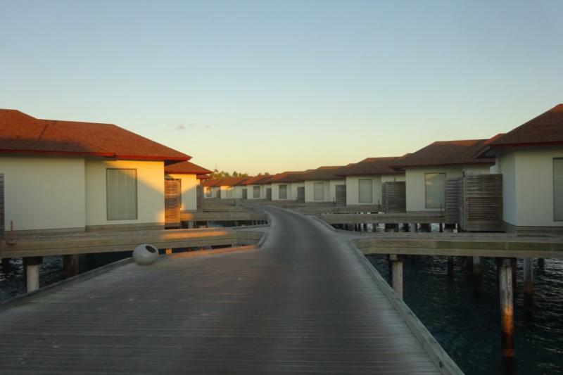 アヴァニ フェアズ モルディブ リゾート 水上ヴィラへの桟橋