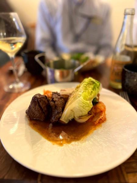 パリのビストロにて牛肉料理