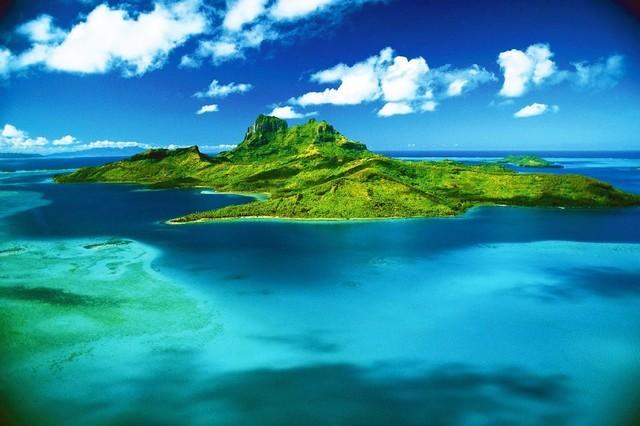 《ボラボラ島 Bora Bora》雄大なオテマヌ山とパピア山を臨む美しい島。美しいブルーラグーンのは世界中の旅行者を魅了しています。ロマンチックな水上コテージを楽しめます。【ボラボラ島までのアクセス】パペーテから飛行機で直行便だと約50分。時間帯によっては乗り換えがあるためその場合は約80分～110分。