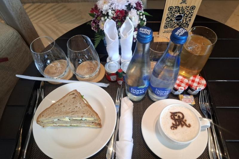 オーダーした軽食。カプチーノにはセントレジスマークが！