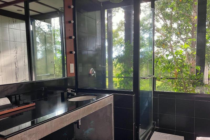 バスルームも開放的なジャングルビュー（シェイドあり）