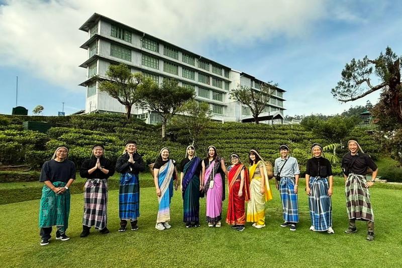 スリランカの伝統的な衣装を身にまとい、伝統的な茶摘みスタイルを体験！ その前にみんな揃って、ヘリタンス ティー ファクトリーをバックに記念撮影♪