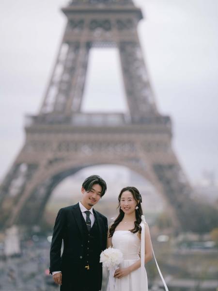 エッフェル塔をバックにウェディングフォト