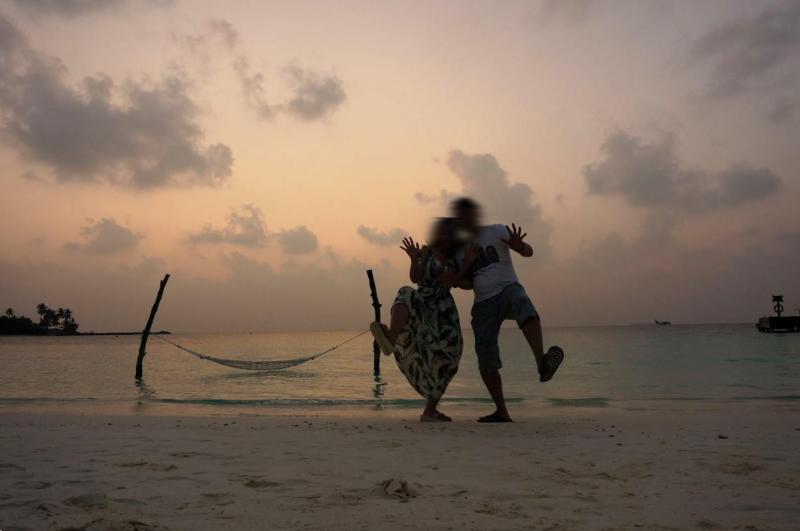 モルディブのビーチで、妻要望のポーズで撮影（笑）。ダチョウ倶楽部？と状況的に意味不明でも、楽しいので応じる