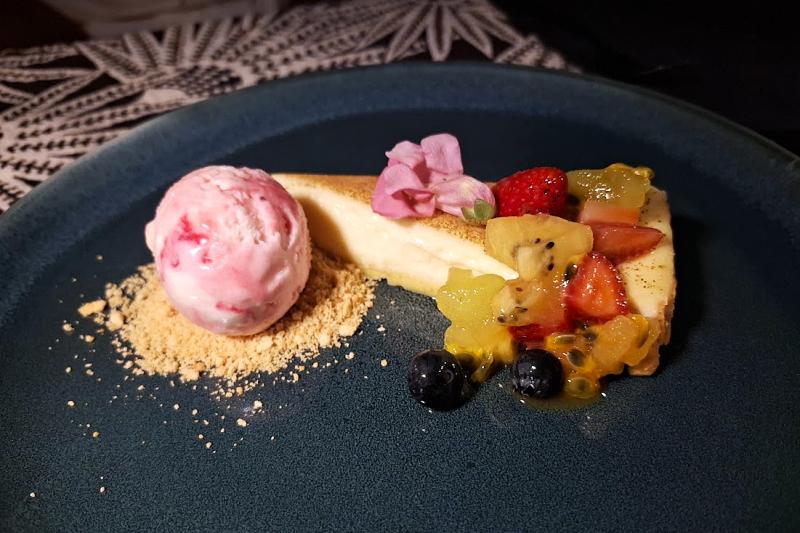 チーズケーキとストロベリーアイス添え