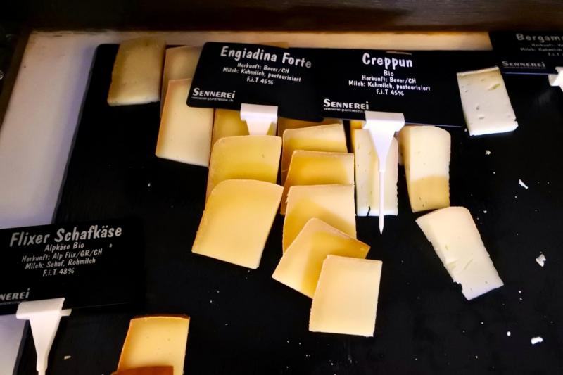 有名どころのチーズはもちろん、地元産のチーズも味わえます