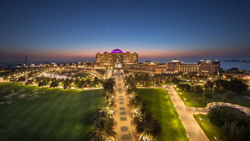 【泊まってみたい憧れホテルは？】エミレーツ パレス アブダビ（UAE）映画『SEX AND THE CITY２』 で観てから煌びやかでラグジュアリーなホテルに泊まることに憧れています。夜、ライトアップされたホテルの前で写真を撮ったり、バルコニーやプールでのんびりしたり、砂漠の中でディナーをしたり、ラクダに乗ったり、そのまま市場でお買い物をしたりしたいと思っています。