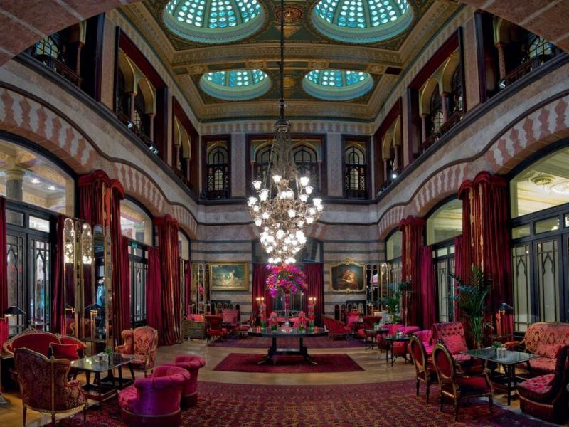 ペラ パレス ホテル（トルコ）1895年、オリエント急行でイスタンブールを訪れる乗客のためのホテルとして創業。今も創業当時と変わらないクラシカルな雰囲気を残しています。作家アガサ・クリスティが『オリエント急行殺人事件』を執筆した411号室や、トルコ初代大統領アタチュルクが滞在し、現在はミュージアムとなっている101号室など、歴史を体感できます。
