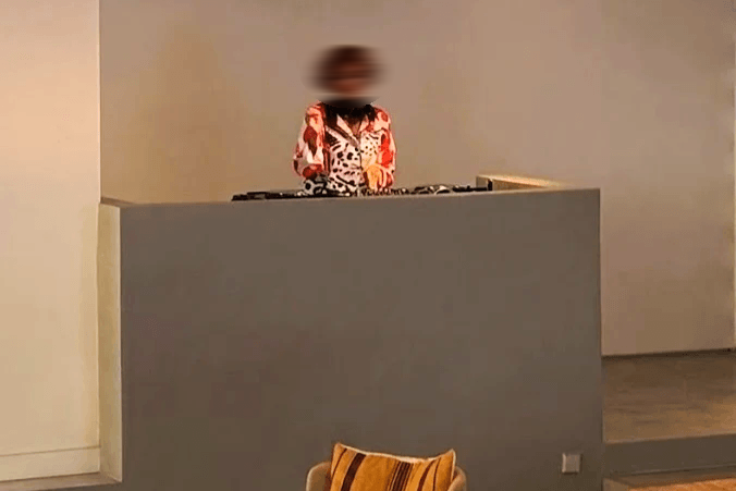 室内に設けられたDJブース