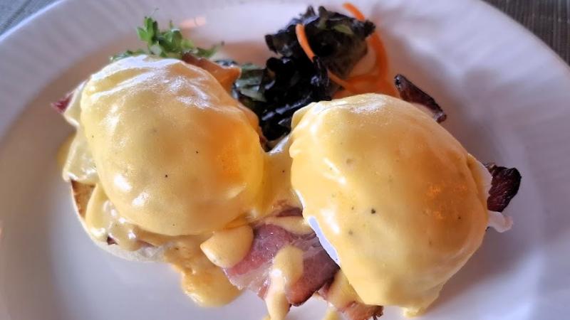 アラカルトメニューから頼んだエッグベネディクト