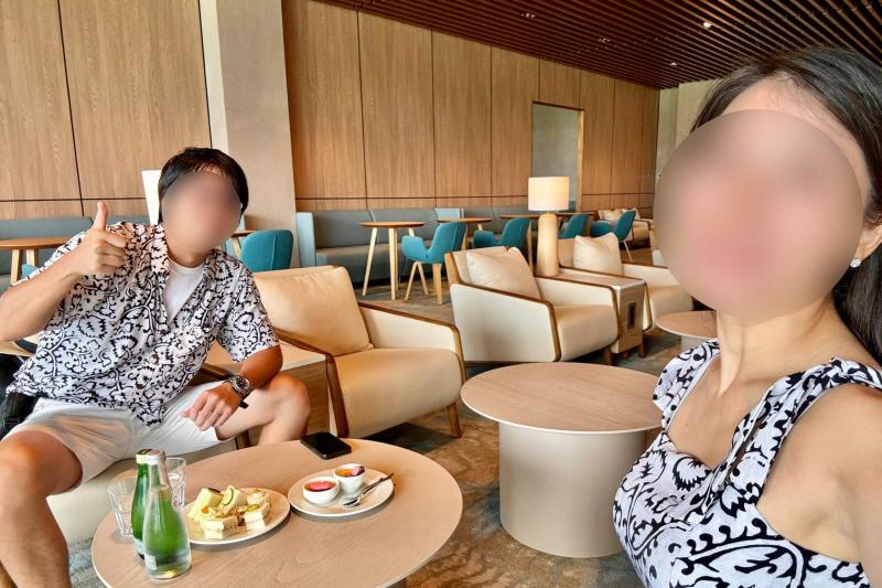 水上飛行機待合ラウンジ。別室のカフェのような待合室は混雑していましたが、こちらはほぼ貸し切りで快適でした