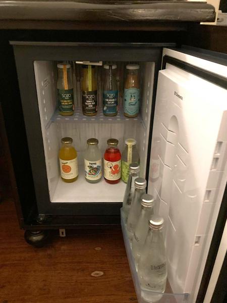 ミニバーの飲み物は無料