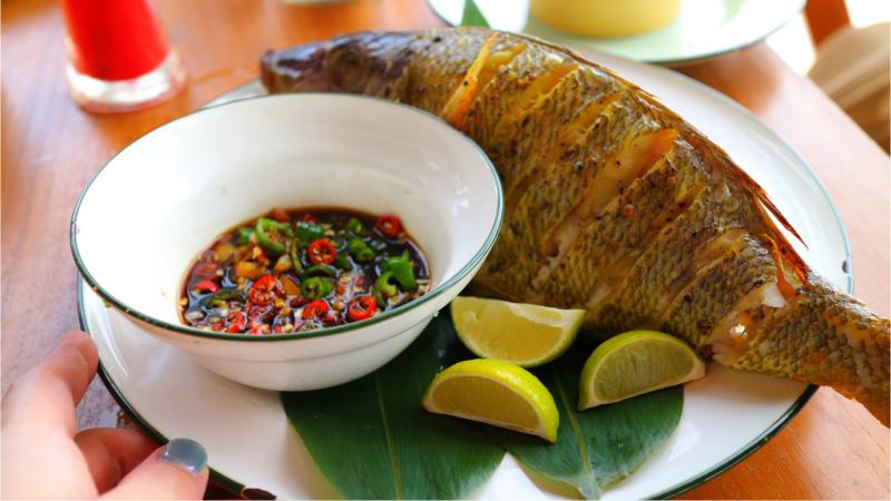 魚が大きすぎてびっくりしましたが、これも塩が効いててすごく美味しかったです。つけだれは醤油に唐辛子がはいったもので、夫が気に入ってました。