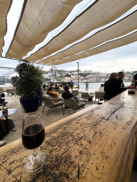 ドウロ川沿い近くのレストラン